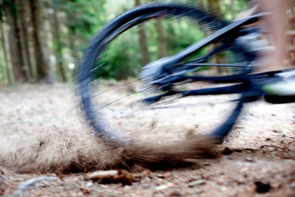 Nahaufnahme vom MTB Hinterrad im Matsch.