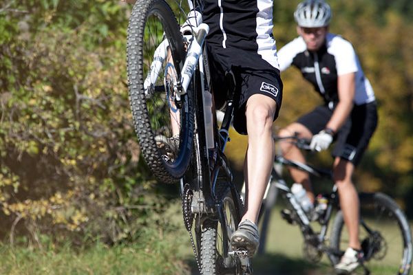 Den Wheelie üben mit den Mountainbikeguides.