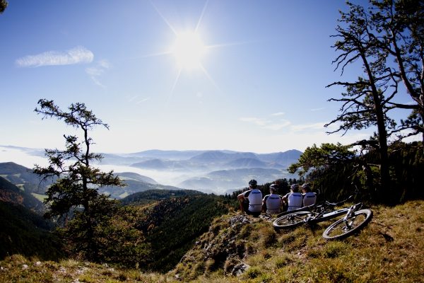 Mit dem Mountainbike auf die Rote Wand und die Aussicht genießen.