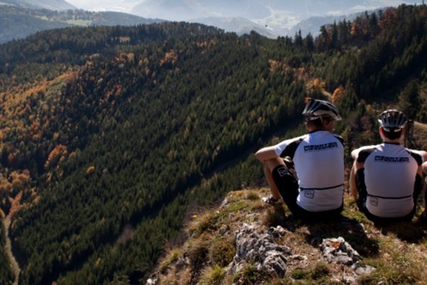 Die Mountainbikeguides genißen die Aussicht von der Roten Wand.